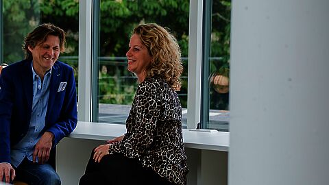 twee personen in gesprek