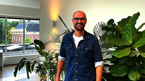 Joost op gemeente kantoor