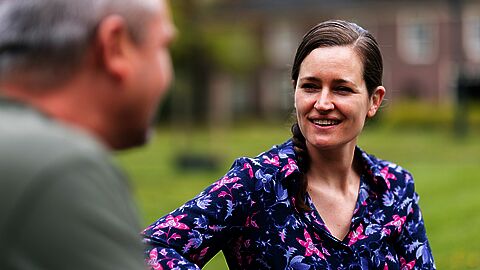 Simon die lacht naar andere collega